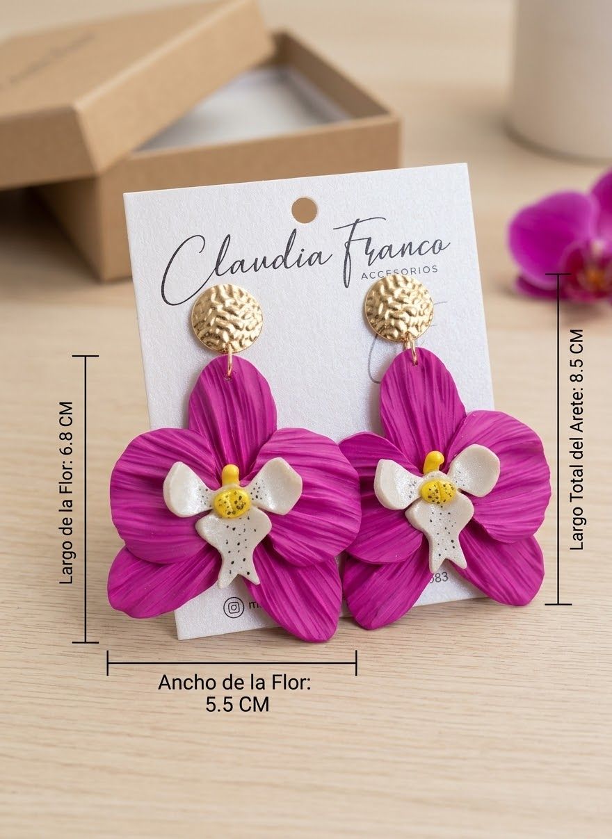 Aretes de orquídea fucsia en arcilla polimérica con centro blanco y amarillo y topo dorado martillado, 8,5 cm de largo total