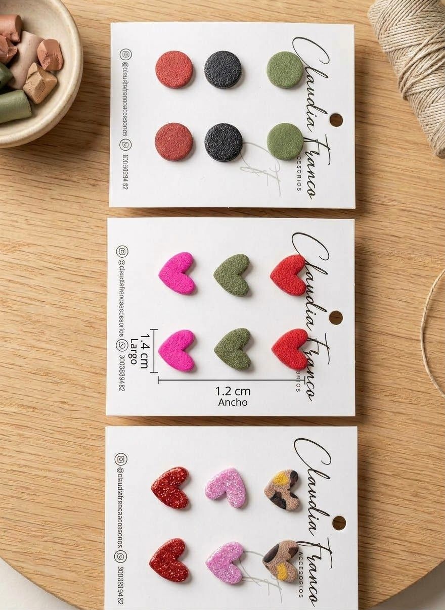 Cartones con tres pares de topos pequeños de arcilla polimérica: círculos y corazones en terracota, negro, verde oliva, fucsia, rojo y rosado