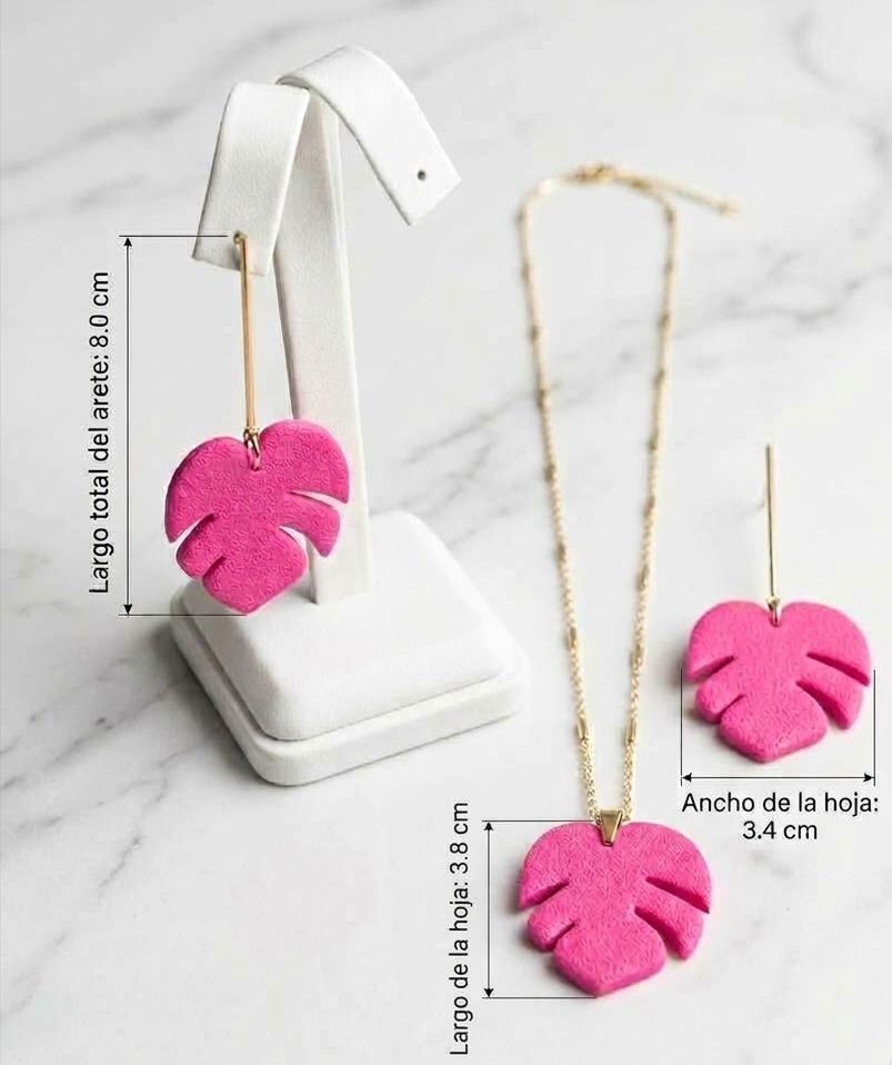 Conjunto de aretes colgantes y collar dorado con hoja monstera fucsia de arcilla polimérica